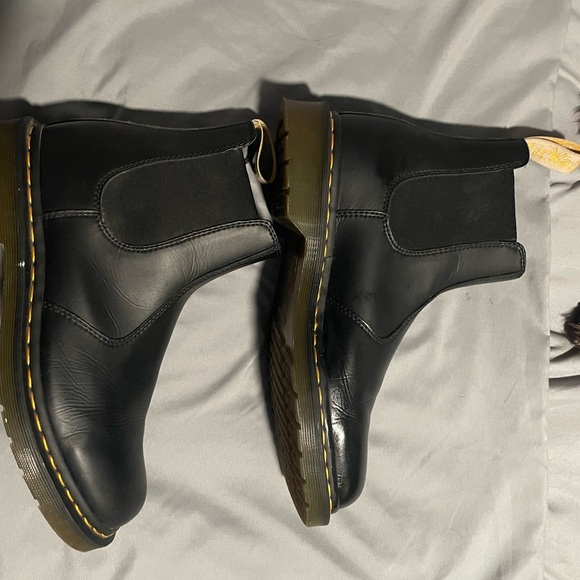 Men\'s Black Leather Chelsea Boots - Sleek Slip-On Style